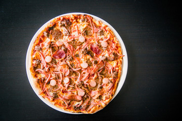 Neapolitan pizza made with fresh and organic ingredients