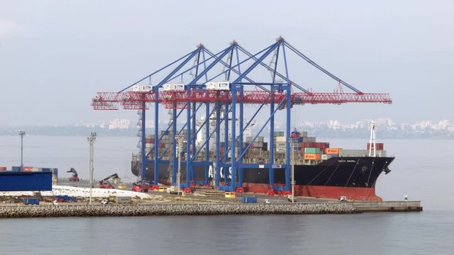 4K high-motion shooting of how the ship is unloaded loaded with containers in the port