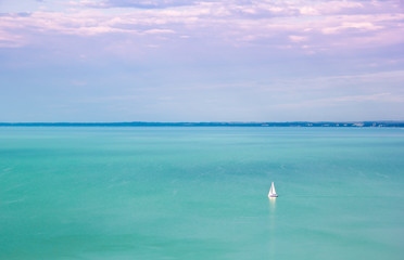 Traumhafte Seelandschaft mit einem Segelboot