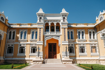 Fototapeta premium facade on a beautiful building on a Sunny summer day