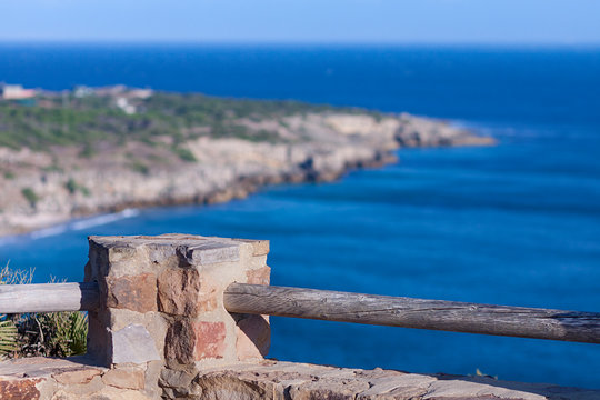 BALCON DE MADERA Y PIEDRA CON VISTAS EN EL HORIZONTE DEL MAR ATLANTICO Y TROZO DE TIERRA 