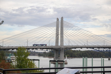 Obraz premium Street car crossing Tilikum Crossing Bridge in Portland, Oregon.