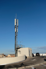 Antenne relais de t&eacute;l&eacute;phone au sommet d'un parking