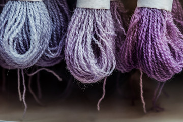 Pelotes de fils colorés, fils pour broder