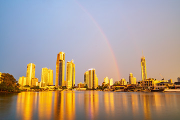 Obraz premium The Gold Coast Arts Centre with a view of Surfers Paradise at sunset with amazing sky and reflections