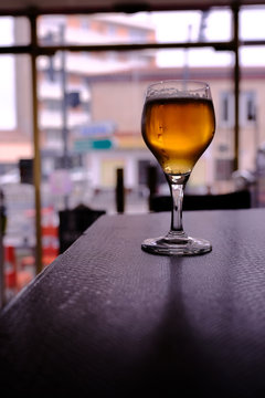 Demi de bi&egrave;re sur comptoir, bar, vitrine