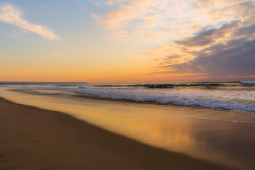 Fototapeta na wymiar Waves and reflection at sunset