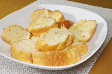 フランスパンでフレンチトーストを作る（卵と牛乳に浸ける）