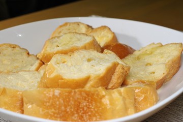 フランスパンでフレンチトーストを作る（卵と牛乳に浸ける）