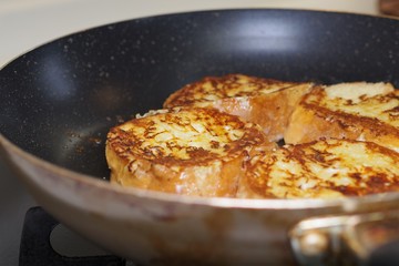 フランスパンでフレンチトーストを作る（焼いている）