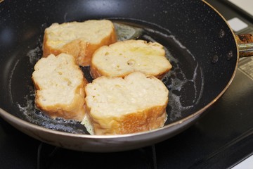 フランスパンでフレンチトーストを作る（焼いている）