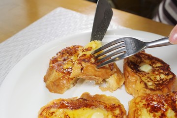 フレンチトーストを食べている