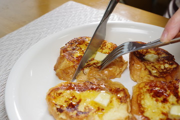 フレンチトーストを食べている