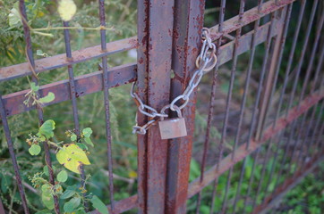 鍵のついた錆びた門