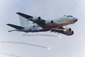 海上自衛隊 対潜哨戒機 P-1 フレア放出