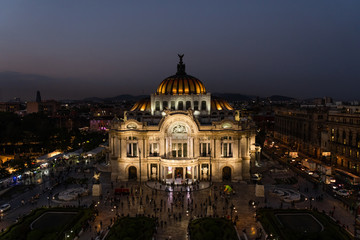 Fototapeta premium Palacio de Bellas Artes von oben im Dunkeln, Mexiko Stadt