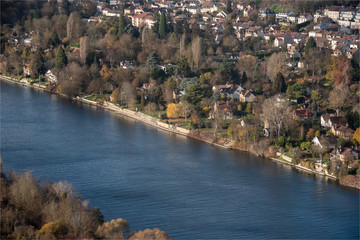 vue aérienne de Vaux-sur-Seine dans les Yvelines en France
