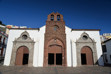 Fototapeta premium San sébastian de La Gomera: historic town with Placa de las America and Placa de la Constitucion, Iglesia Nuestra Senora de la Asunción and house of Christopher Columbus