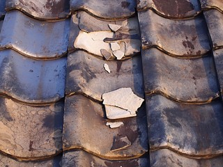 古い日本家屋の瓦屋根