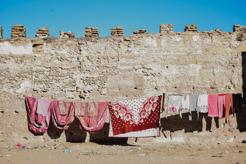 Schnące pranie w Maroko - obrazy, fototapety, plakaty