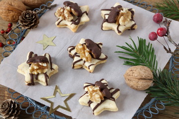 Weihnachtsplätzchen Walnuss-Sterne mit Schokolade