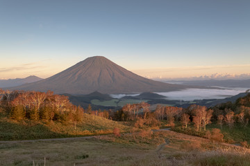 朝焼けに照らされる羊蹄山