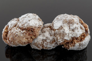 Gebäck mit spiegelung auf schwarz - Weihnachtsgebäck