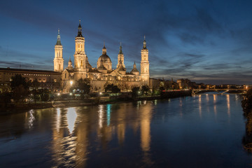 Fototapeta na wymiar Pilar Cathedral next to the Ebro River in Zaragoza (Spain)