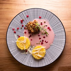 Wildschweinsteaks mit Walnusskruste, Polenta und Granatapfel