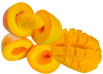  quartiers de mangues mûres, fond blanc