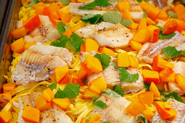 Teller mit Nudeln und Salat