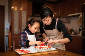 ケーキを作る母と娘