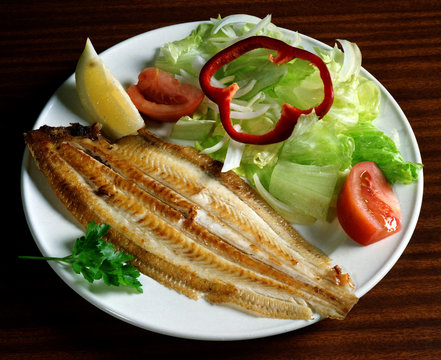 Plato combinado con un lenguado a la plancha y ensalada.