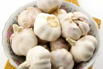 garlic in a plate on a cutting board