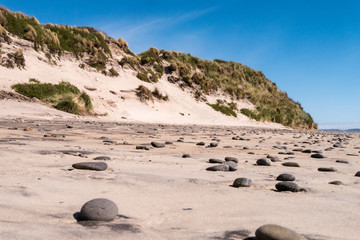 Wundersch&ouml;nes Tasmanien - Cradle coast - Sandstrand mit viele Steinchen