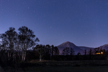 原村から月光に照らされた八ヶ岳の星空