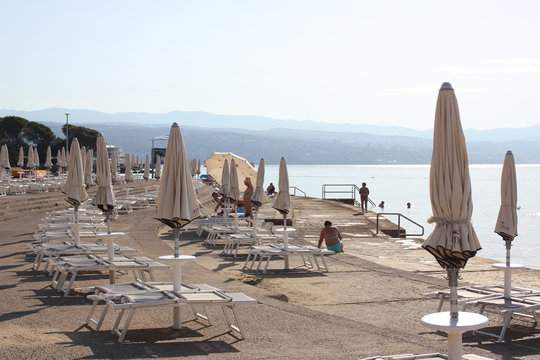 opatija abbazia croazia spaggia mare ombrelloni paesaggio 