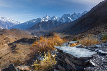 Landschap van met sneeuw bedekte bergketen. Een uitzicht vanaf de gletsjer, Babusar Pass, Khyber Pakhtunkhwa, Gilgit Baltistan, Noord-Pakistan.