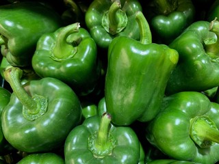 Obraz na płótnie Canvas Many of green bell pepper in supermarket