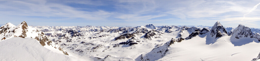 Fototapeta na wymiar panorama view of the Silvretta mountain range in the Alps of Switzerland on a beautiful winter day