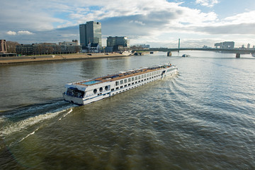Schiff auf dem Rhein bei Köln, Deutschland