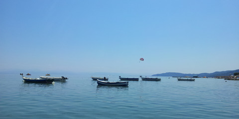 Fototapeta na wymiar Boote in Bucht auf Korfu