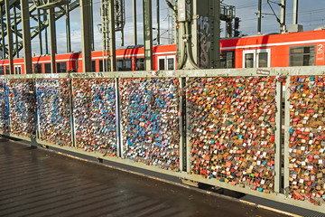 "Liebesschlösser" an der Hohenzollernbrücke, Köln, Deutschland