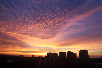 Fototapeta na wymiar purple sunrise in the city