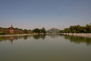 Canal de agua que rodea el Palacio Real de Mandalay, Myanmar