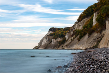 Langzeitbelichtung von Kreidefelsen am Kiesstrand bei Lieselund auf der Insel Mön in Dänemark