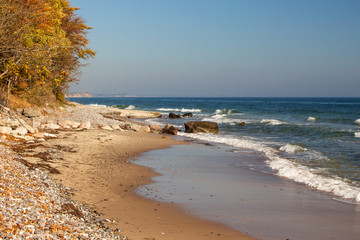 Wellen rollen an einen einsamen Strand auf der Insel Mön