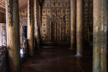 Antiguo Monasterio de Shwe Nan Daw Kyaung, de madera de teca dorada. Mandalay, Myanmar