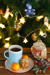 Obraz na płótnie Canvas blue tea mug, tangerines and ginger cookies
