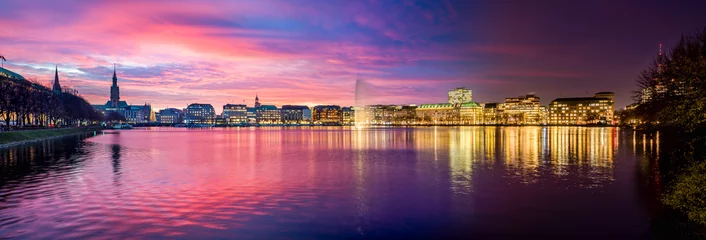 Die Binnenalster (deutsch: Binnenalster) in Hamburg, Deutschland. Panoramablick auf die Innenstadt in der Abenddämmerung mit dem Springbrunnen und den sich im Wasser spiegelnden Lichtern der Stadt. © foto-select